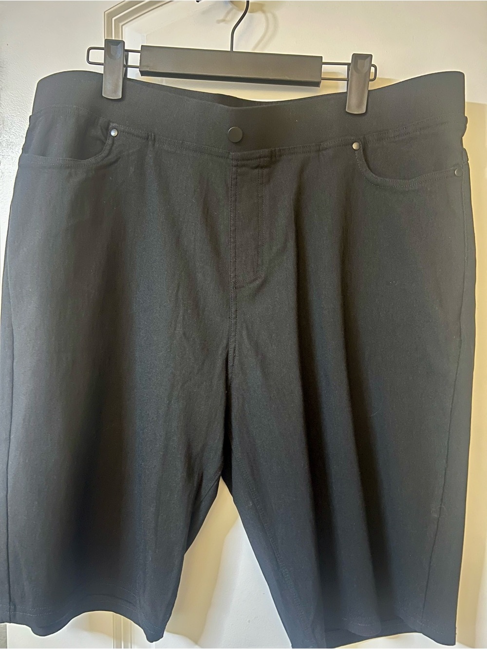 Black stretchy pull on long shorts w/pockets! 2X NWOT